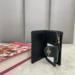 ⁦محفظة كوتش نسائية سيجنتشر باللون البني الفاتح، مع تفاصيل جلدية سوداء⁩ - الصورة ⁦3⁩