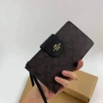 ⁦محفظة كوتش نسائية بتصميم سيجنتشر باللون البني الداكن، تفاصيل جلدية سوداء⁩ - الصورة ⁦3⁩