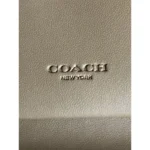 ⁦محفظة كوتش نسائية بتصميم سيجنتشر باللون البني الفاتح⁩ - الصورة ⁦11⁩