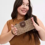 ⁦محفظة كوتش نسائية بتصميم سيجنتشر باللون البني الفاتح⁩ - الصورة ⁦13⁩