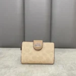 ⁦محفظة كوتش نسائية سيجنتشر باللون البيج، مع تفاصيل جلدية باللون البيج⁩ - الصورة ⁦8⁩