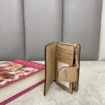 ⁦محفظة كوتش نسائية سيجنتشر باللون البيج، مع تفاصيل جلدية باللون البيج⁩ - الصورة ⁦7⁩