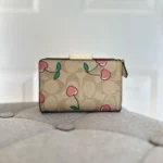 ⁦محفظة كوتش نسائية سيجنتشر باللون البيج، بنقشة الكرز الوردي⁩ - الصورة ⁦10⁩