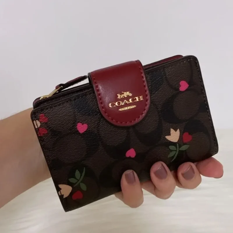 ⁦محفظة كوتش نسائية سيجنتشر بنقشة القلوب والزهور – بني وبورجوندي⁩ - الصورة ⁦8⁩