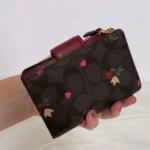 ⁦محفظة كوتش نسائية سيجنتشر بنقشة القلوب والزهور – بني وبورجوندي⁩ - الصورة ⁦7⁩