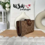 ⁦محفظة نسائية كوتش سيجنتشر – بني وبيج⁩ - الصورة ⁦10⁩
