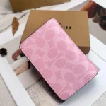 ⁦محفظة كوتش نسائية سيجنتشر باللون الوردي⁩ - الصورة ⁦11⁩