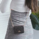 ⁦شنطة  Coach صغيرة بحزام سلسلة ذهبية سيجنتشر بني أنيق.⁩ - الصورة ⁦4⁩