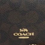 ⁦شنطة  Coach صغيرة بحزام سلسلة ذهبية سيجنتشر بني أنيق.⁩ - الصورة ⁦3⁩