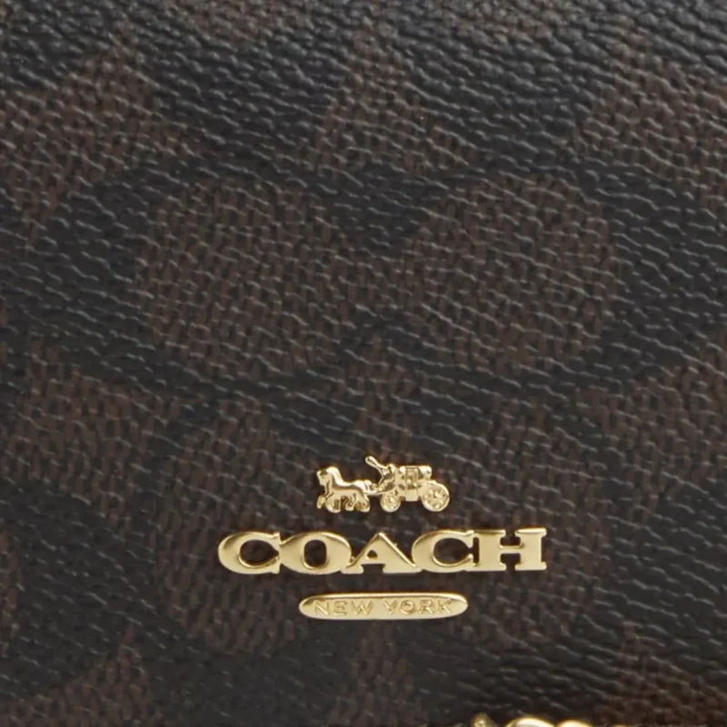 ⁦شنطة  Coach صغيرة بحزام سلسلة ذهبية سيجنتشر بني أنيق.⁩ - الصورة ⁦3⁩