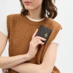 ⁦شنطة  Coach صغيرة بحزام سلسلة ذهبية سيجنتشر بني أنيق.⁩ - الصورة ⁦6⁩